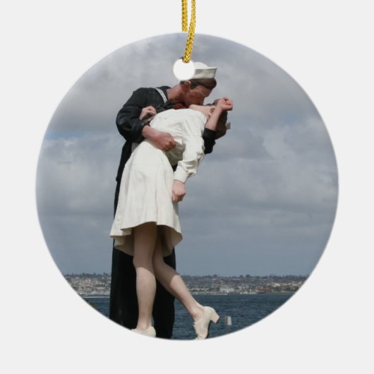 Sculpture Unconditional Surrender in San Diego Keramisch Ornament (Voorkant)