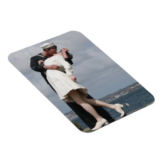 Sculpture Unconditional Surrender in San Diego Magneet (Rechterzijde)