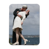 Sculpture Unconditional Surrender in San Diego Magneet (Verticaal)