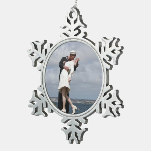 Sculpture Unconditional Surrender in San Diego Tin Sneeuwvlok Ornament (Rechts)