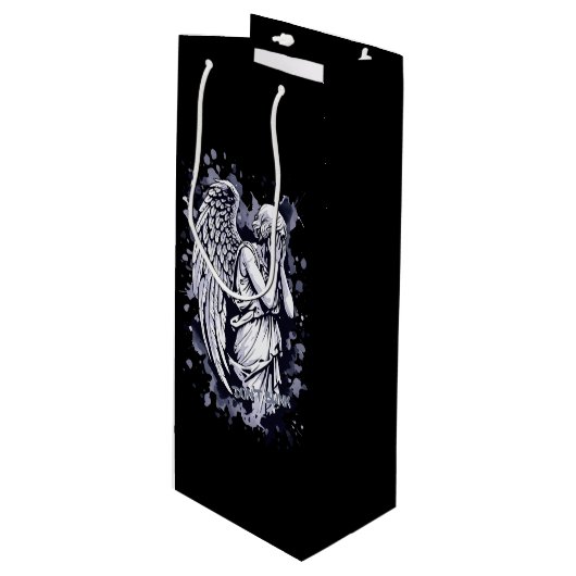 Sculptuur van een wenende engel - met spatten 1 wijn cadeautas (Voorkant Gekanteld)