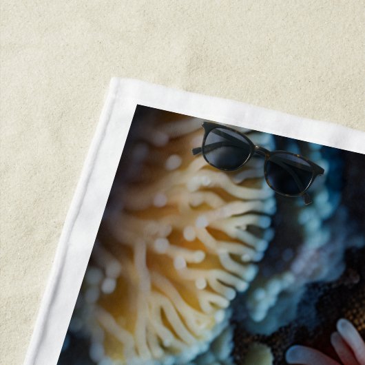 Seabed Symphony: Kleurrijke koraalrif strandlaken (In situ)