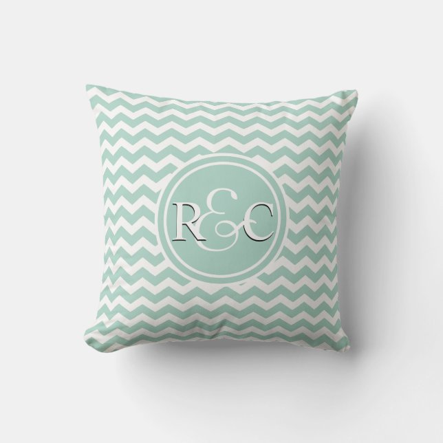 Seafoam Chevron Gepersonaliseerd monogram Initiaal Kussen (Voorkant)