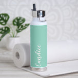 Seafoam gepersonaliseerde bruiloft bruidsmeisje waterfles<br><div class="desc">Schenk je bruidsmeisje of bruidsmeisje of eer met deze trendy, vacuüm geïsoleerde waterfles met haar naam in wit, gestileerd schrift op een zeeschuimige achtergrond die is ontworpen om bij je trouwkleurenschema te passen. Personaliseer de fles door de naam naar wens te bewerken en te vervangen door uw eigen naam. Kies...</div>