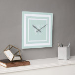 Seafoam Green White - gegoten monogram Vierkante Klok<br><div class="desc">Elegant en eenvoudig wit monogram in een vierkant dubbel lijst op een groene achtergrond van zeelieden. Personaliseer je eigen initiaal.</div>