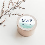 Seaglass Tides Weddenschap Monogram Ronde Sticker<br><div class="desc">Sluit uw uitnodigingen af, gunst en nog veel meer, met onze monocentrietstickers aan de kust. Het ronde ontwerp is voorzien van uw initialen en trouwdatum in diepe marineblauwe letters met een groene achtergrond voor de waterverf van zeeglazen, die de bb en de stroom van het zee oproept. Coördinaten met ons...</div>