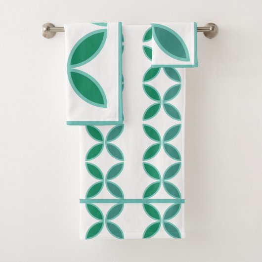 Seagreen blauwgroen floreel patroon op wit bad handdoek (Insitu)