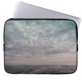 Seagull onder een troebele hemel laptop sleeve