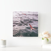 SEAGULLEN DIE OVER DE WAVELEN VAN HET ZEE VLIEGEN VIERKANTE KLOK (Huis)