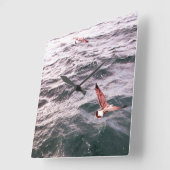 SEAGULLEN DIE OVER DE WAVELEN VAN HET ZEE VLIEGEN VIERKANTE KLOK (Hoek)