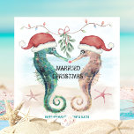 Seahorse Beach Mistletoe Kiss gehuwd met Kerstmis Feestdagenkaart<br><div class="desc">Met een kerstkaartje voor de kust zijn waterverf zeepaardjes te vinden in de kerstman die onder maîtletoe op het strand zoent met een kerstmantel "Gehuwd". De vakantiegroet en de namen kunnen worden gepersonaliseerd. Bezoek mijn "Seahorse Coastal kerstkiss"-collectie voor het coördineren van uitnodigingen, partijbenodigdheden, decor en nog veel meer. Kunst op...</div>