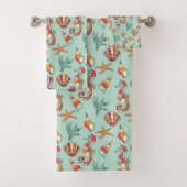 Seahorse on Mint Green Background Bad Handdoek (Insitu)