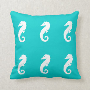 SEAHORSE WHITE op blauwe kussen