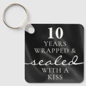 Sealed with a Kiss Black 10th Birthday Anniversary Sleutelhanger (Voorkant)
