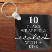 Sealed with a Kiss Black 10th Birthday Anniversary Sleutelhanger (Voorkant)