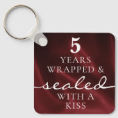 Sealed with a Kiss Red 5th Birthday Anniversary Sleutelhanger (Voorkant)