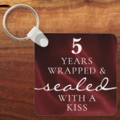 Sealed with a Kiss Red 5th Birthday Anniversary Sleutelhanger (Voorkant)