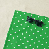 Seamless green background polka dot pattern strandlaken (In situ)