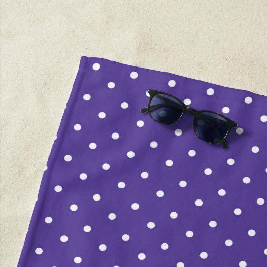 Seamless medium purple polka dot pattern strandlaken (In situ)