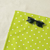Seamless pattern  bright lime polka dot pattern strandlaken (In situ)