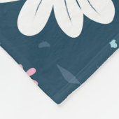 Seamless pattern with blue summer flowers on dark fleece deken (Hoek)
