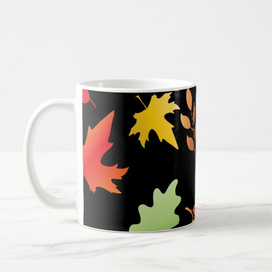 Seamless pattern with fallen autumn leaves and col koffiemok (Links)