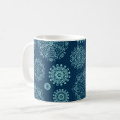 Seamless pattern with laced snowflakespattern, ara koffiemok (Voorkant links)
