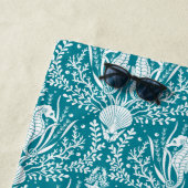 Seapaarden Blauwgroen Blue White Damask - Geperson Strandlaken (In situ)