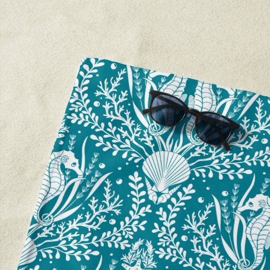 Seapaarden Blauwgroen Blue White Damask - Geperson Strandlaken (In situ)