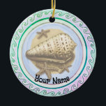 Seashell aangepaste naam Keramisch Ornament<br><div class="desc">zeeschelp aangepaste naam Ornament, schelp geschenken door ArtMuvz Illustration. Klassiek zeeschelp t-shirt, kleding, petten, canvas tassen. Strandkleding, pet, t-shirts en geschenken. Om jouw namen toe te voegen te personaliseren of tekst toe te voegen. Pas dit Seashell-Ornament aan om het uniek van u te maken of als een gepersonaliseerd geschenk te...</div>