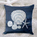 Seashell Beach House Navy Starfish Sand Dollar Kussen<br><div class="desc">Seashell Beach House Navy Starfish Sand Dollar. "Summer Zeeen" is een compleet collectie van het strand, een door de kust geïnspireerde kunstwerken van de internationaal bekende kunstenaar en ontwerper, Audrey Jeanne Roberts. De grote schelp van de schelp is voorzien van een trio zanddollar en een witte vingerzeester. Dit collectie heeft...</div>