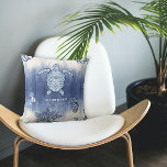 Seashell Beach House Navy Zee Turtle Seahorse Naam Kussen<br><div class="desc">Seashell Beach House gepersonaliseerde naam en boodschap met navy blauw en wit shibori tie dye achtergrond en gemodelleerde zanddollars,  zeepaardje,  koraal en zee schildpad. Handbeschilderd kustwerk geïnspireerd door internationaal bekende kunstenaar en ontwerper,  Audrey Jeanne Roberts. Auteursrecht.</div>