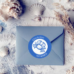 Seashell Beach Wedding Blauw Wit CUSTOM Ronde Sticker<br><div class="desc">Leuke sticker voor een leuke bruiloft! Met de hand gemaakte kunst voor jou! Ideaal voor een bruiloft, vrijgezellenfeest aan zee, vrijgezellenfeest, verlovingsfeest of verjaardagsfeest. VOLLEDIG ! Klik op "personaliseren" om de tekst te bewerken. Klik op "bewerken met het ontwerpgereedschap" om de lettertypen, kleuren en plaatsingen aan te passen en om...</div>