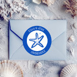 Seashell Beach Wedding Blauw Wit CUSTOM Ronde Sticker<br><div class="desc">Leuke sticker voor een leuke bruiloft! Met de hand gemaakte kunst voor jou! Ideaal voor een bruiloft, vrijgezellenfeest aan zee, vrijgezellenfeest, verlovingsfeest of verjaardagsfeest. VOLLEDIG ! Klik op "personaliseren" om de tekst te bewerken. Klik op "bewerken met het ontwerpgereedschap" om de lettertypen, kleuren en plaatsingen aan te passen en om...</div>