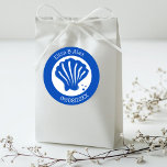 Seashell Beach Wedding Blauw Wit CUSTOM Ronde Sticker<br><div class="desc">Leuke sticker voor een leuke bruiloft! Met de hand gemaakte kunst voor jou! Ideaal voor een bruiloft, vrijgezellenfeest aan zee, vrijgezellenfeest, verlovingsfeest of verjaardagsfeest. VOLLEDIG ! Klik op "personaliseren" om de tekst te bewerken. Klik op "bewerken met het ontwerpgereedschap" om de lettertypen, kleuren en plaatsingen aan te passen en om...</div>