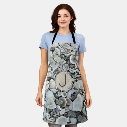 Seashell Drift Monogram Accent Schort (Gedragen)