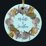 Seashell Krans Namen en Jaar Ornament<br><div class="desc">Seashell krans naam en datum ornament. Ronde,  keramische kerstsouvenir voor een paar om hun namen op de voorkant en het jaar op de achterkant toe te voegen. Lichtblauwe achtergrond shows uit een cirkel van tropische strandschelpen zoals conchs,  zeesterren,  augers en natica's.</div>