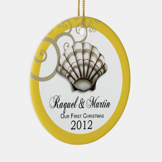 Seashell Luxe Ons eerste kerstfeest (geel|wit) Keramisch Ornament (Rechts)
