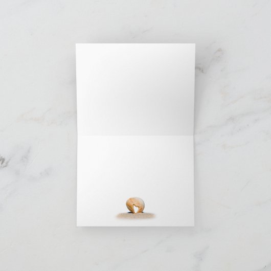 Seashell met een hart op zand bij de strand, bedankkaart (Binnen)
