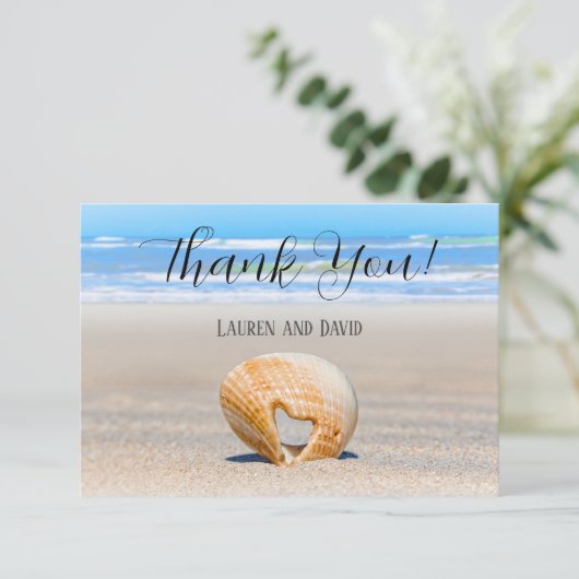 Seashell met een hart op zand bij de strand, bedankkaart (Staand voorkant)