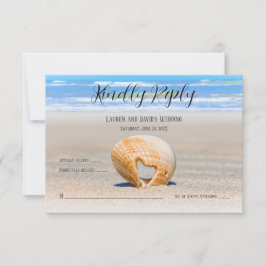 Seashell met een hart op zand bij de strand, bedankkaart