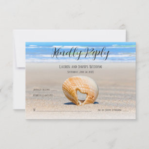 Seashell met een hart op zand bij de strand, bedankkaart
