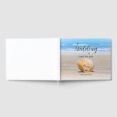 Seashell met een hart op zand bij de strand, gastenboek (Volledig)