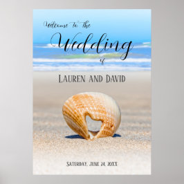 Seashell met een hart op zand bij de strand, poster