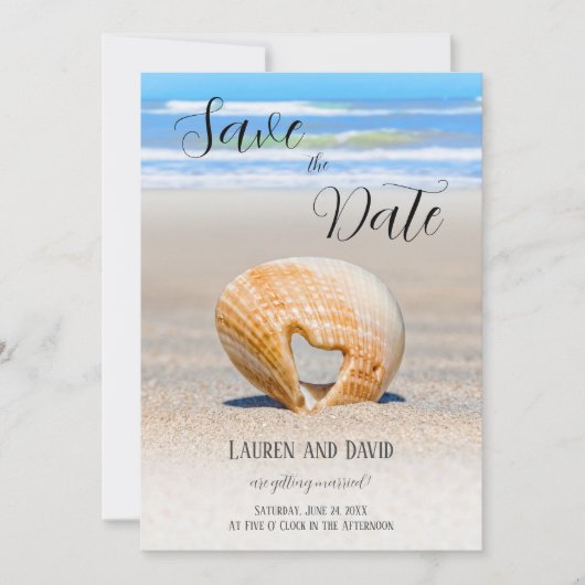 Seashell met een hart op zand bij de strand, save the date (Voorkant)