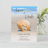 Seashell met een hart op zand bij de strand, save the date (Staand voorkant)