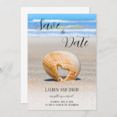 Seashell met een hart op zand bij de strand, save the date (Voorkant / Achterkant)