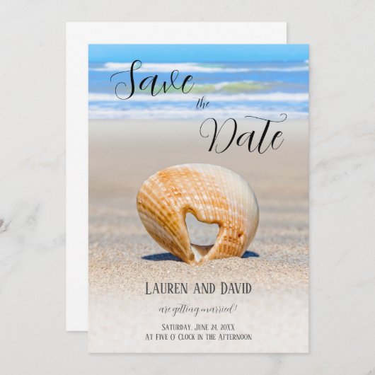 Seashell met een hart op zand bij de strand, save the date (Voorkant / Achterkant)