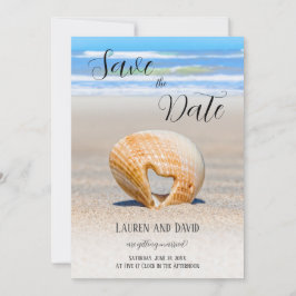 Seashell met een hart op zand bij de strand, save the date