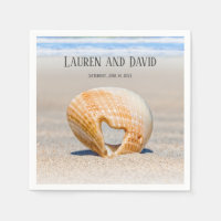 Seashell met een hart op zand bij de strand,